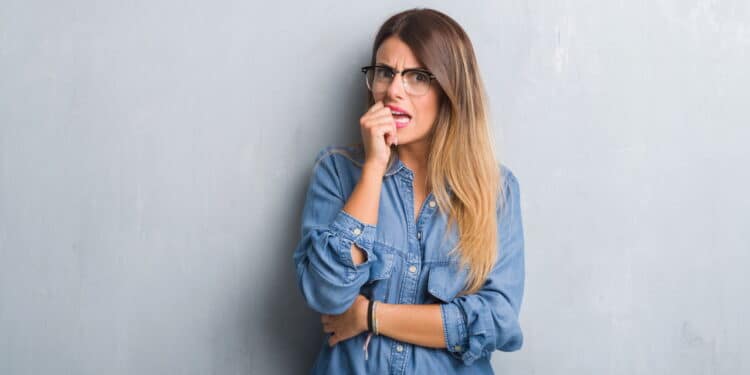 Como identificar sinais sutis de insegurança nas atitudes do dia a dia