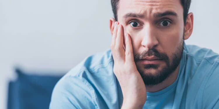 Psicologia explica por que pessoas piscam mais quando estão nervosas