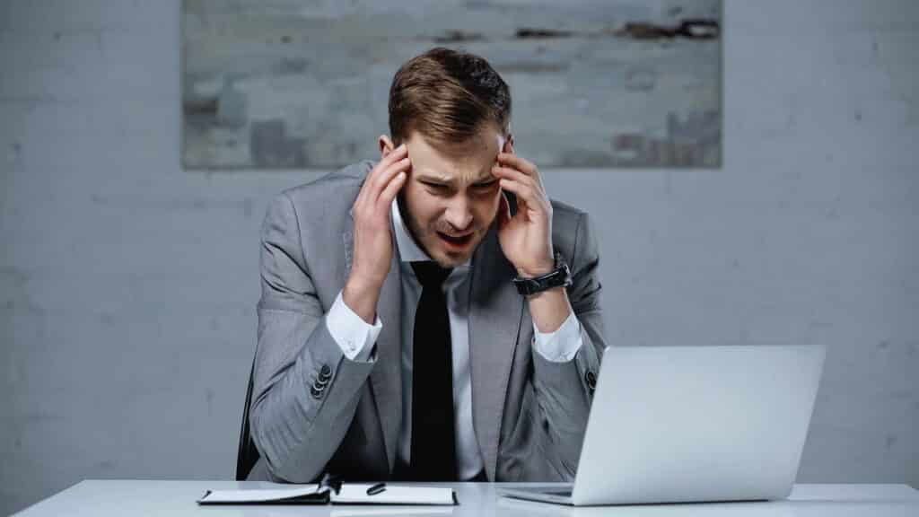 Psicologia explica por que pessoas piscam mais quando estão nervosas