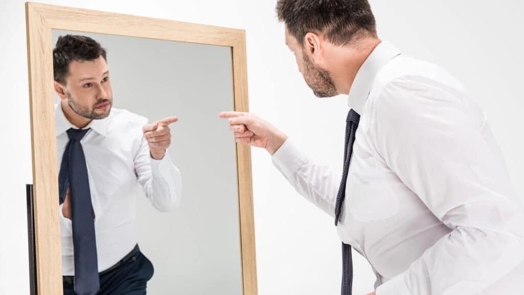 Como interpretar os pequenos gestos das pessoas para entender suas emoções