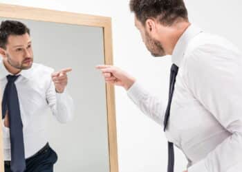O que diz a psicologia sobre pessoas que não param de se olhar no espelho