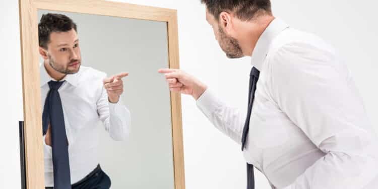 O que diz a psicologia sobre pessoas que não param de se olhar no espelho