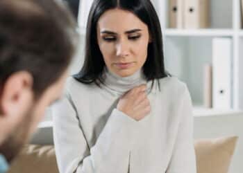 Por que algumas pessoas gostam de conversar olhando para baixo