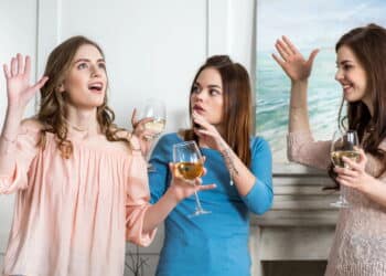 Como interpretar os pequenos gestos das pessoas para entender suas emoções