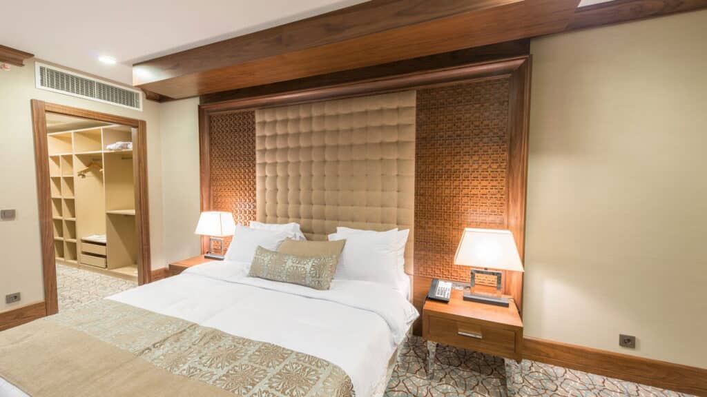 O que nunca colocar no quarto do casal, segundo Feng Shui e energistas