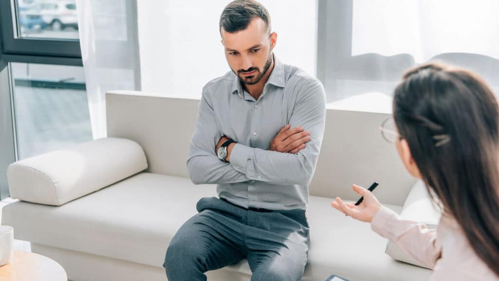 O que significa falar sozinho? A psicologia revela benefícios inesperados