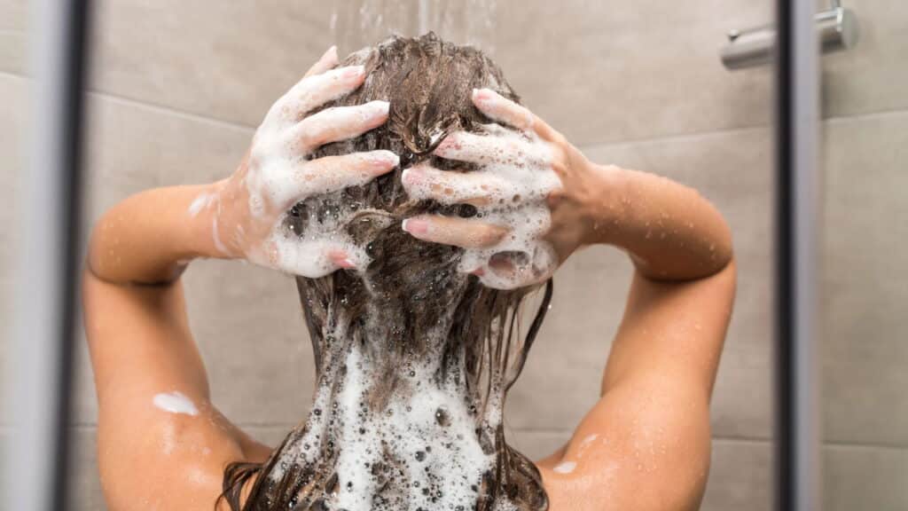 4 shampoos baratos que entregam resultado de salão em casa