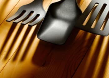 Por que utensílios de plástico preto viraram motivo de preocupação no mundo todo