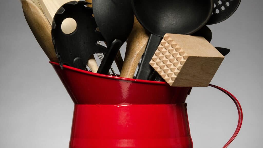 Por que utensílios de plástico preto viraram motivo de preocupação no mundo todo