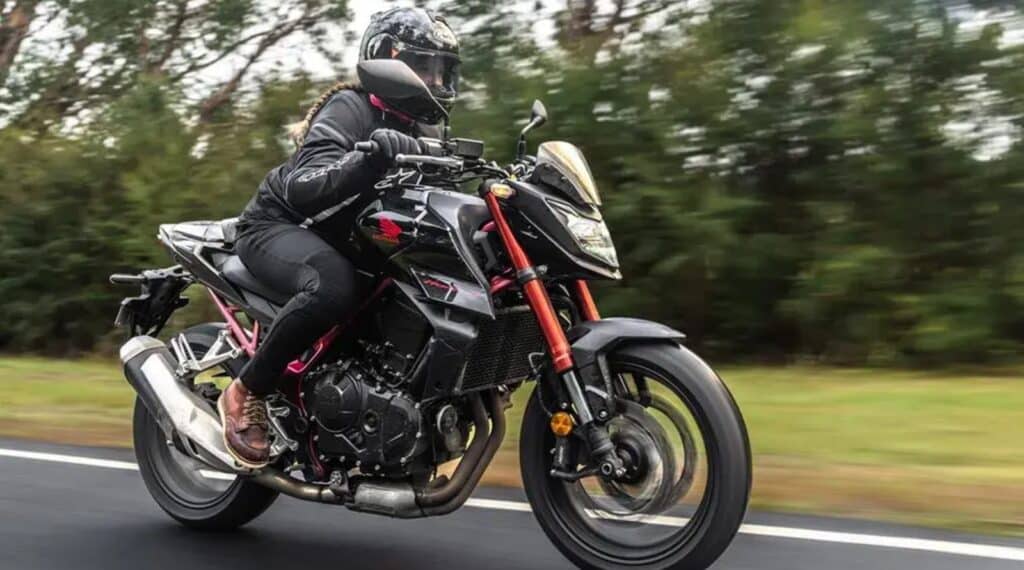 Por que a CB750 Hornet da Honda continua sendo referência no segmento?