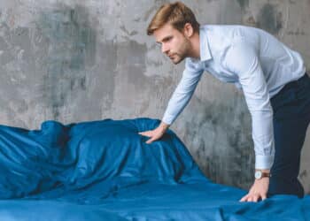 Como arrumar as roupas de cama para ocupar menos espaço?