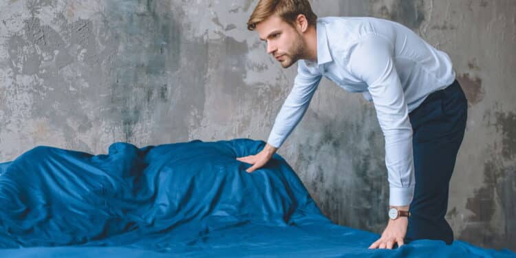 Como arrumar as roupas de cama para ocupar menos espaço?
