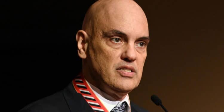 Moraes quer extradição de ex-assessor acusado de sabotar investigações