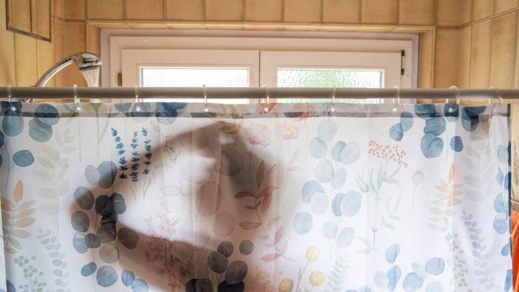 A nova tendência que substitui a cortina de plástico no banheiro