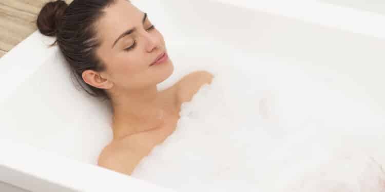Os 7 benefícios surpreendentes do banho relaxante que ninguém te contou