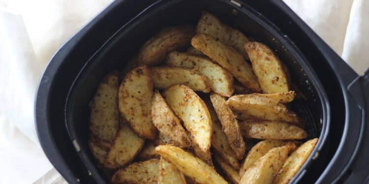 Veja a melhor receita de batata crocante na airfryer pronta em poucos minutos