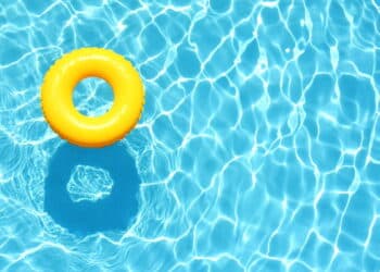 Espaguetes e boias de piscina, o que muita gente joga fora pode virar o xodó da sua decoração