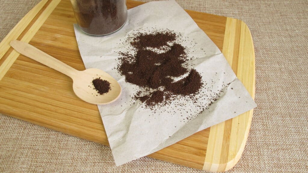 Não jogue fora a borra de café: use na limpeza de casa!
