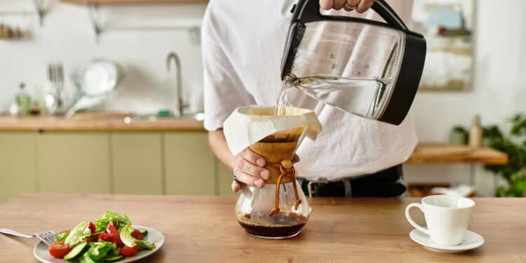 Não jogue fora a borra de café e veja como usar na limpeza da cozinha