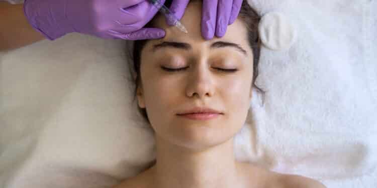 Aplicando botox no rosto - Créditos: depositphotos.com / dekazigzag