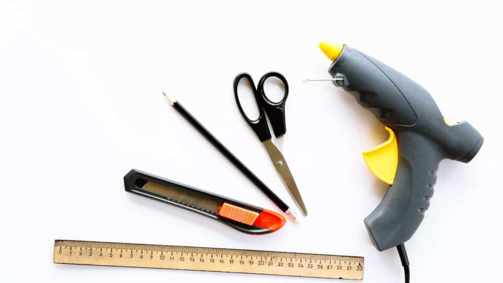Quais materiais são necessários para este projeto, além das cartelas de comprimidos?