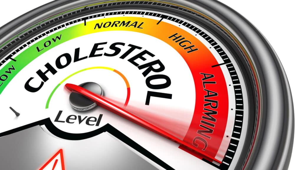 Por que o fígado produz colesterol mesmo com baixo consumo de gordura?