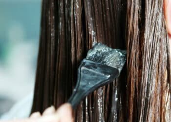 Colorindo o cabelo - Créditos: depositphotos.com / nenovbrothers