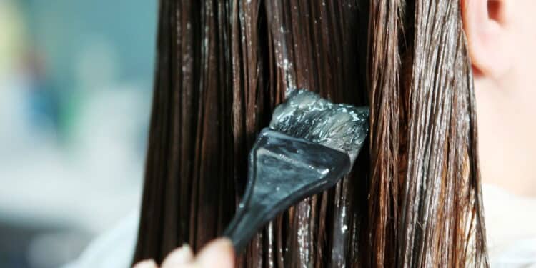 Colorindo o cabelo - Créditos: depositphotos.com / nenovbrothers