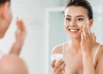 Adeus pele manchada, olheiras e rugas com esses produtos de farmácia por menos de R$ 40