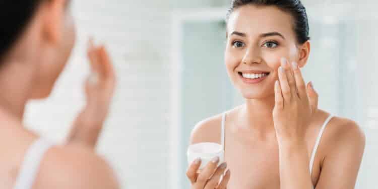 Adeus pele manchada, olheiras e rugas com esses produtos de farmácia por menos de R$ 40