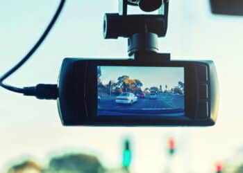Um celular antigo foi convertido em uma dashcam feita de forma artesanal