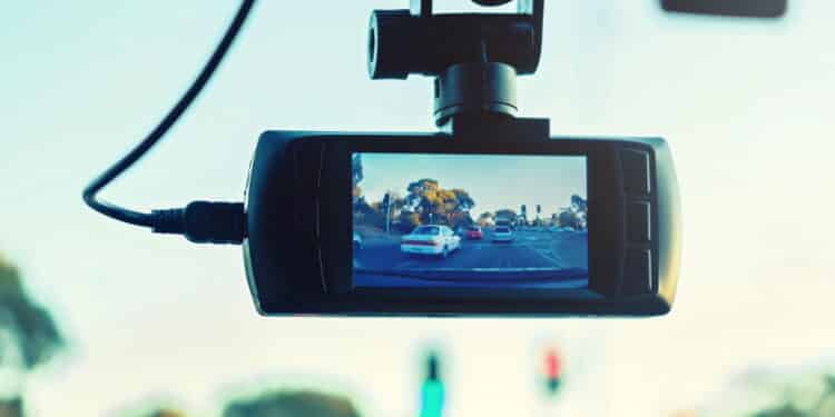 Um celular antigo foi convertido em uma dashcam feita de forma artesanal