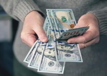 Onde colocar notas dobradas para atrair dinheiro em setembro, segundo o Feng Shui
