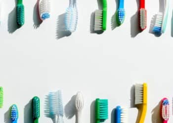 Não jogue fora! Escovas de dente viram pincéis de limpeza super práticos