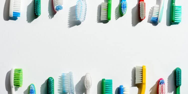 Não jogue fora! Escovas de dente viram pincéis de limpeza super práticos