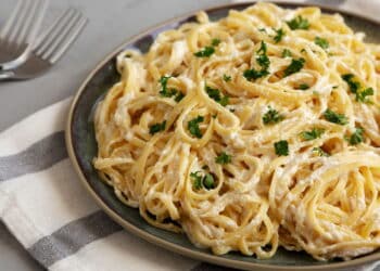 A receita de macarrão alho e óleo cremoso que vai mudar seu jantar