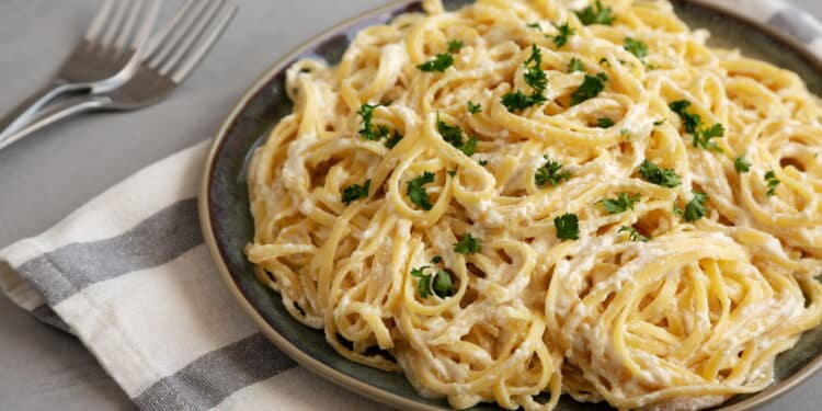 A receita de macarrão alho e óleo cremoso que vai mudar seu jantar
