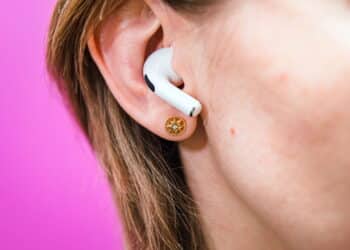 Por que especialistas estão alertando sobre o uso exagerado de fones sem fio