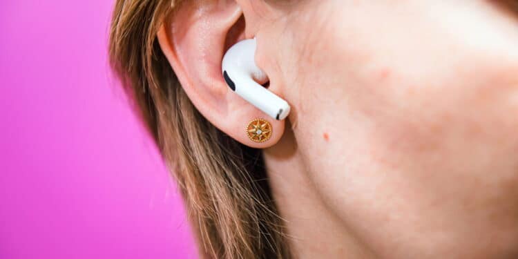 Por que especialistas estão alertando sobre o uso exagerado de fones sem fio