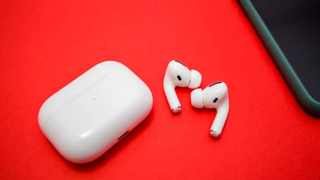 Por que especialistas estão alertando sobre o uso exagerado de fones sem fio