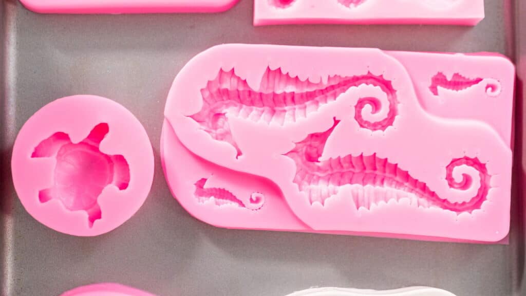 Usando formas de silicone para moldar os sabonetes