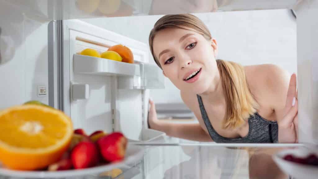 O truque para acabar com o mau cheiro da geladeira é inacreditável