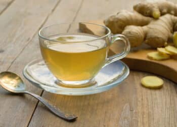 O chá poderoso que ajuda contra inflamações na garganta e gripe