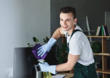 Cada canto limpo renova a energia do lar e traz uma sensação de leveza e recomeço. // Créditos: depositphotos.com / AlexShadyuk