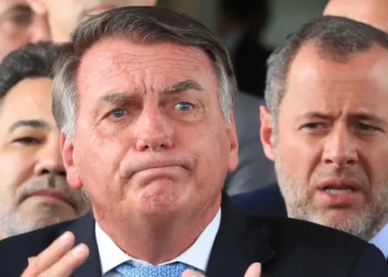 Moraes determina presença de policiais na casa de Bolsonaro