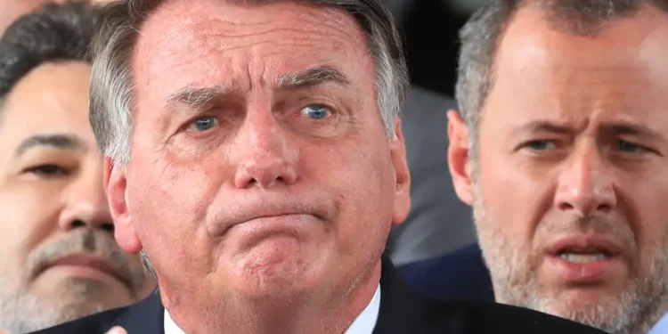 Moraes determina presença de policiais na casa de Bolsonaro