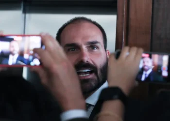 Motta protocola quatro pedidos de cassação contra Eduardo Bolsonaro