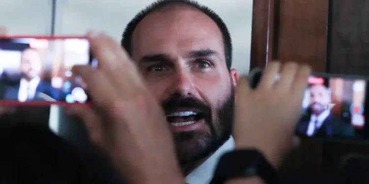 Motta protocola quatro pedidos de cassação contra Eduardo Bolsonaro