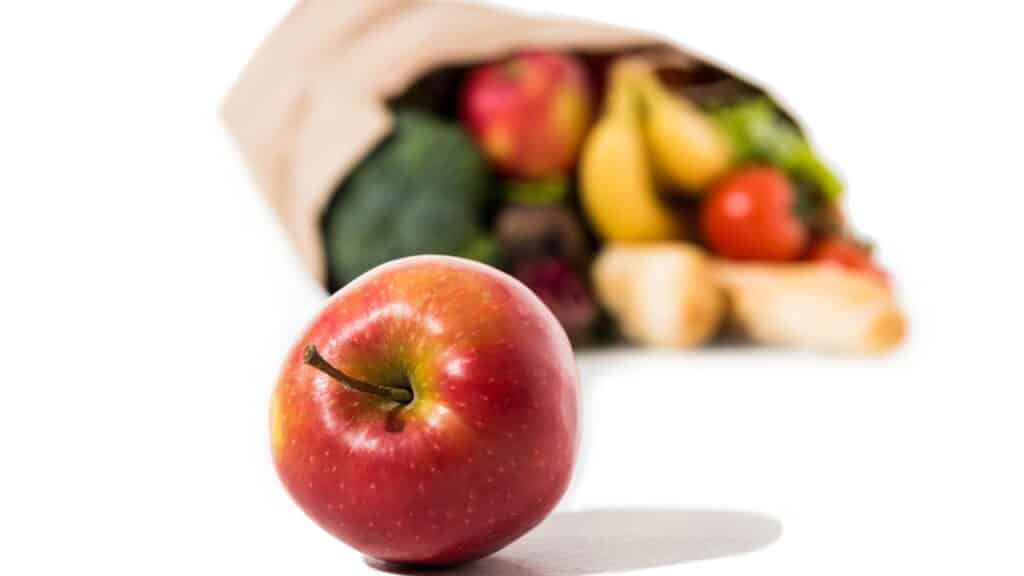 Quais vitaminas a maçã fornece?