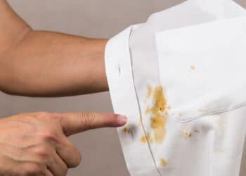 O segredo que remove manchas da camisa sem esforço nenhum